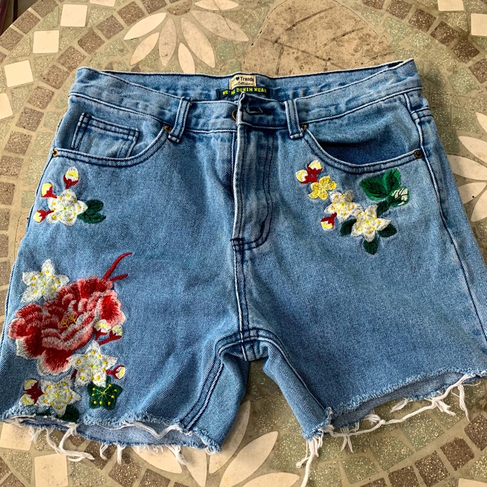 Top trends embroidered denim shorts